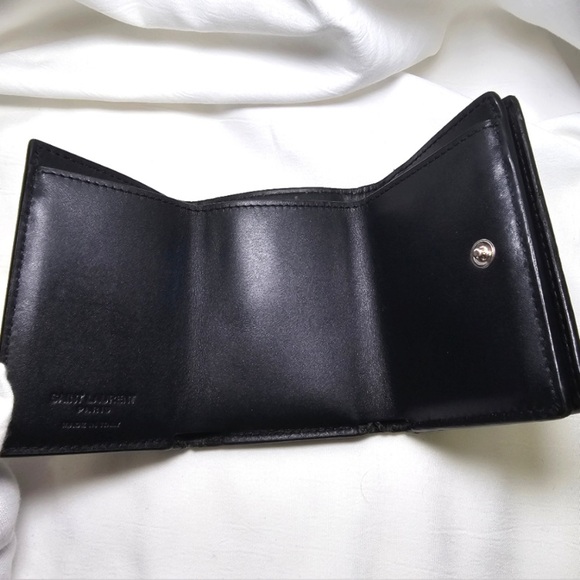 Beautiful wallet only damaged in the coin pocket can see the rest - Picture 9 of 14